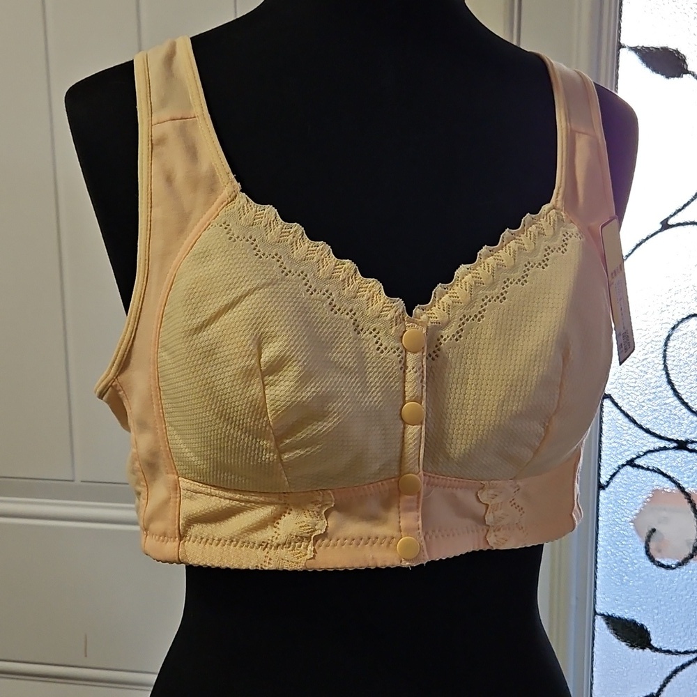 Unbranded Peach Lace Front Closure Wireless Bra Size 46/105